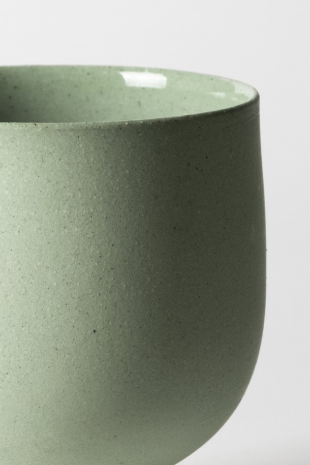 **고블렛 250ml (3colors)**는 견고한 실루엣과 부드러운 곡선이 돋보이는 도자기 고블렛입니다. 블루, 베이지, 그린 3가지 색상으로 만나볼 수 있으며, 50ml, 150ml, 250ml 다양한 용량 옵션이 있습니다. 외부 발수 처리와 내부 매끄러운 유약 마감으로 위생적인 사용이 가능하며, 오염을 방지합니다. 자연스러운 표면 질감과 부드러운 감촉, 단단한 재질로 음료용은 물론 테이블 스타일링에도 활용하기 좋습니다.
