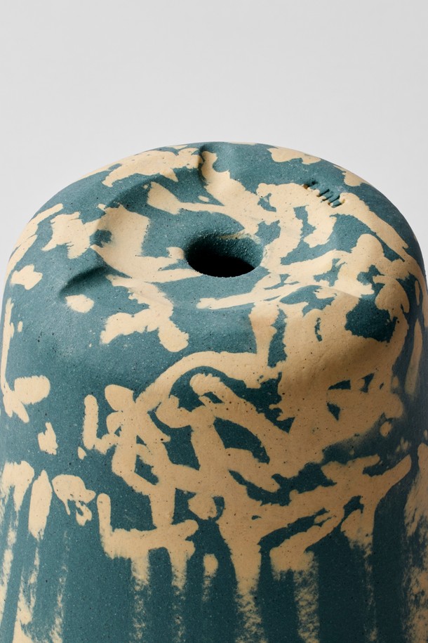 플랜트 팟 12. Namsan (남산) 도자기 화분은 도시의 색감을 담아낸, 개성 넘치는 디자인의 화분입니다. 고화도 도자기로 제작되어 단단하고, 통기성이 뛰어나 식물의 건강한 뿌리 환경을 조성합니다. 자연스러운 틈새 테두리와 다채로운 표면 무늬는 각기 다른 매력을 선사하며, 흙의 습도에 따라 변화하는 무늬는 특별함을 더합니다. 재활용 가능한 지속 가능한 제품으로, 실내 식물 재배는 물론 공간 오브제로서도 활용 가치가 높습니다. 세상에 하나뿐인 플랜트 팟으로 당신의 공간에 특별함을 더해보세요.
