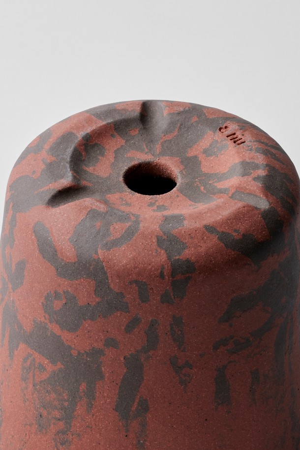 플랜트 팟 12. 브릭은 도시의 색감을 담은 시그니처 디자인의 도자기 화분입니다. 고화도 도자기로 제작되어 튼튼하며, 유약을 사용하지 않아 자연스러운 질감을 느낄 수 있습니다. 미니멀하고 모던한 스타일로, 무지 디자인과 브릭 색상이 어우러져 어떤 식물이든 돋보이게 합니다. 통기성이 뛰어나 식물 재배에 적합하며, 재활용 가능한 친환경적인 제품입니다. 흙의 습도에 따라 다채로운 표면 특성을 보여주며, 토분보다 단단하여 오랫동안 사용할 수 있습니다.
