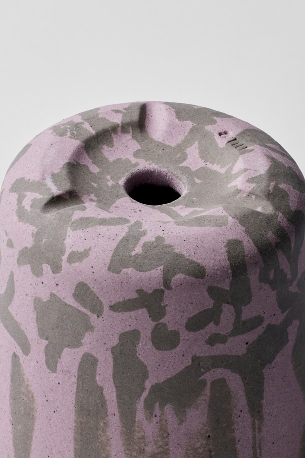 플랜트 팟 12. Fog (포그)는 도시의 색감을 담아낸 도자기 화분입니다. 다양한 무늬와 디테일, 자연스러운 틈어진 테두리가 돋보이며, Size 12와 Size 14 두 가지 사이즈로 제공됩니다. 재활용 소재를 사용하여 지속 가능성을 높였으며, 토분보다 단단하고 통기성이 뛰어나 식물의 건강한 뿌리 환경을 조성합니다. 실내 식물 재배와 공간 오브제 활용에 적합하며, 매력적인 디자인으로 실내 분위기를 한층 더 풍성하게 만들어줍니다.
