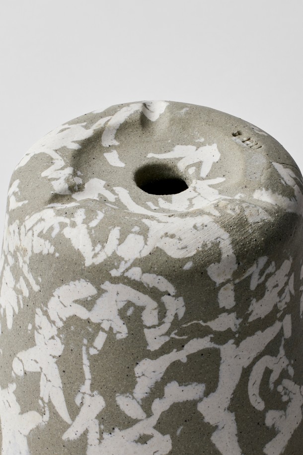 플랜트 팟 12. 제이드 - 도자기 화분은 도시의 색감을 담아낸 아름다운 도자기 화분입니다. "남산", "브릭", "포그", "아스팔트", "제이드", "오크", "루타일"의 7가지 다채로운 컬러로 제공되어, 각기 다른 개성을 표현합니다. 고화도 도자기를 사용하여 제작되었으며, 자연스러운 무늬와 테두리 디자인, 뛰어난 통기성을 자랑합니다. 식물의 건강한 성장을 돕는 동시에, 실내 인테리어 오브제로서 공간에 은은한 매력을 더합니다. 재활용 소재를 사용하여 지속 가능한 가치를 실현합니다.
