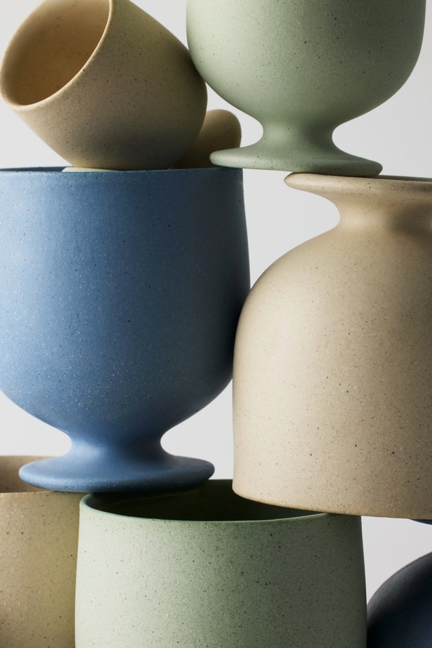 **고블렛 250ml 듀오 세트**는 음료와 주류를 우아하게 즐길 수 있는 세라믹 고블렛 2개로 구성된 듀오 세트입니다. 자연스러운 점토 표면과 부드러운 곡선, 안정적인 실루엣 디자인이 특징이며, 블루, 베이지, 그린 세 가지 다채로운 색상으로 출시되었습니다. 각 고블렛은 내부 유약 처리와 외부 발수 처리로 기능성을 높였으며, 고온 소성으로 제작되어 내구성이 뛰어나 오래 사용할 수 있습니다. 세척이 용이하며, 선물 포장과 일러스트 메시지 카드가 포함되어 특별한 날을 위한 선물로도 좋습니다.
