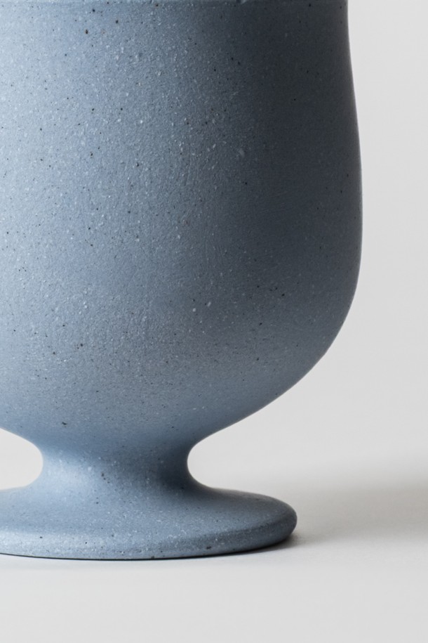 고블렛 150ml. Blue는 부드러운 곡선과 매트한 외관, 자연스러운 흙 질감을 살린 세라믹 재질의 고블렛입니다. 내부 유광 처리로 고급스러움을 더했으며, 블루, 베이지, 그린 3가지 색상으로 제공됩니다. 150ml 용량으로 음료나 디저트를 담기에 적합하며, 전자레인지 및 식기세척기 사용이 가능하여 편리합니다. 립스틱 자국과 얼룩을 방지하고 방수 기능까지 갖춰 실용적입니다. 외부 무광, 내부 유광, 친환경 소재, 무납, 무비소, 무카드뮴 제품으로 안심하고 사용할 수 있습니다.
