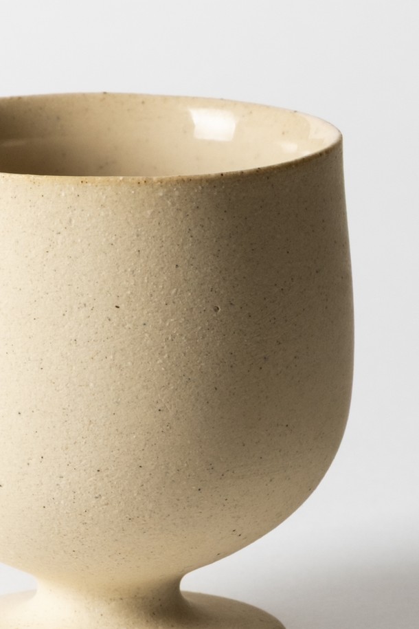 **고블렛 150ml (3colors)**

세라믹 소재로 제작된 고블렛 150ml는 블루, 베이지, 그린 3가지 색상으로 제공됩니다. 곡선형 디자인과 자연스러운 표면 질감으로 부드러운 분위기를 연출하며, 와인, 차, 아이스크림 등 다양한 음료 및 디저트를 담기에 적합합니다. 내부 유약 처리로 위생적이며, 외부 무유약 마감으로 자연스러운 질감을 살렸습니다. 전자레인지와 식기세척기 사용이 가능하며, 립스틱 자국 방지 기능과 실용적인 사이즈로 편리하게 사용 가능합니다.
