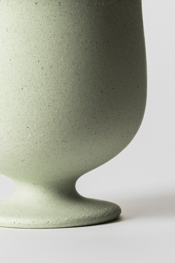 세라믹 소재의 고블렛 150ml (3colors)는 음료와 디저트를 담기 좋은 다용도 컵입니다. 블루, 베이지, 그린 3가지 색상으로 출시되어 취향에 맞게 선택할 수 있습니다. 전자레인지, 식기세척기 사용이 가능하며, 외부 무광, 내부 유광 마감으로 고급스러운 디자인을 자랑합니다. 립스틱 자국 방지 기능과 편안한 그립감으로 실용성을 높였으며, 자연스러운 클레이 질감이 테이블 세팅에 은은한 멋을 더합니다. 안전한 소재로 제작되어 안심하고 사용할 수 있는 고블렛입니다.
