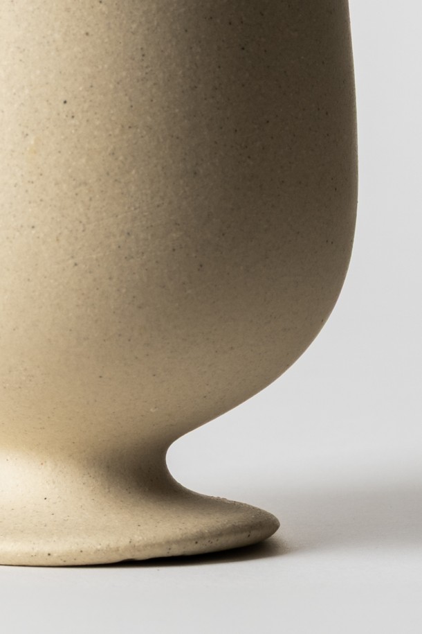 고블렛 250ml (3colors)는 심플하고 미니멀한 디자인의 세라믹 음료용 잔입니다. 블루, 베이지, 그린 3가지 색상으로 제공되며, 손에 잡기 편안한 그립감을 자랑합니다. 무광 표면에 내부 유약 처리와 외부 발수 처리가 되어 있어 실용적이며, 립스틱 자국 방지 기능으로 사용과 관리가 용이합니다. 전자레인지와 식기세척기 사용이 가능하며, 자연스러운 흙 질감과 부드러운 곡선, 견고하고 안정적인 실루엣이 특징입니다.
