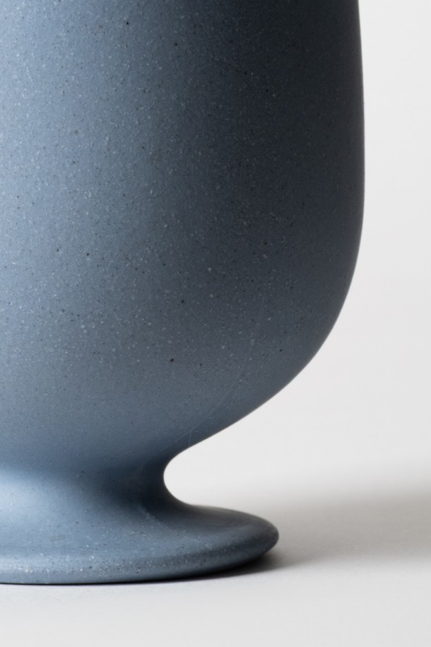 세라믹 소재의 고블렛 250ml (3colors)입니다. BLUE, BEIGE, GREEN 3가지 색상으로 출시되어 취향에 맞게 선택할 수 있습니다. 안정적인 실루엣과 자연스러운 곡선, 무광 표면 디자인이 특징이며, 내부 투명 유약 처리와 외부 발수 처리로 실용성을 높였습니다. 전자레인지 및 식기세척기 사용이 가능하며, 부드럽고 단단한 점토 질감과 매끄러운 연마 마감, 자연스러운 표면 질감을 느껴보세요. 직화 사용은 불가합니다.
