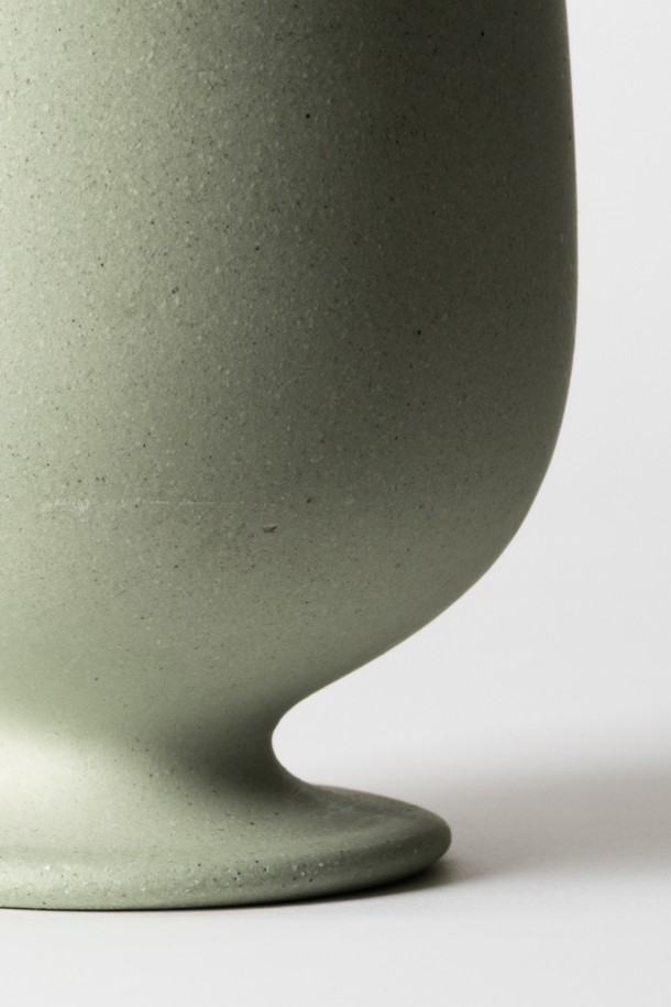 **고블렛 250ml (3colors)**는 견고한 실루엣과 부드러운 곡선이 돋보이는 도자기 고블렛입니다. 블루, 베이지, 그린 3가지 색상으로 만나볼 수 있으며, 50ml, 150ml, 250ml 다양한 용량 옵션이 있습니다. 외부 발수 처리와 내부 매끄러운 유약 마감으로 위생적인 사용이 가능하며, 오염을 방지합니다. 자연스러운 표면 질감과 부드러운 감촉, 단단한 재질로 음료용은 물론 테이블 스타일링에도 활용하기 좋습니다.
