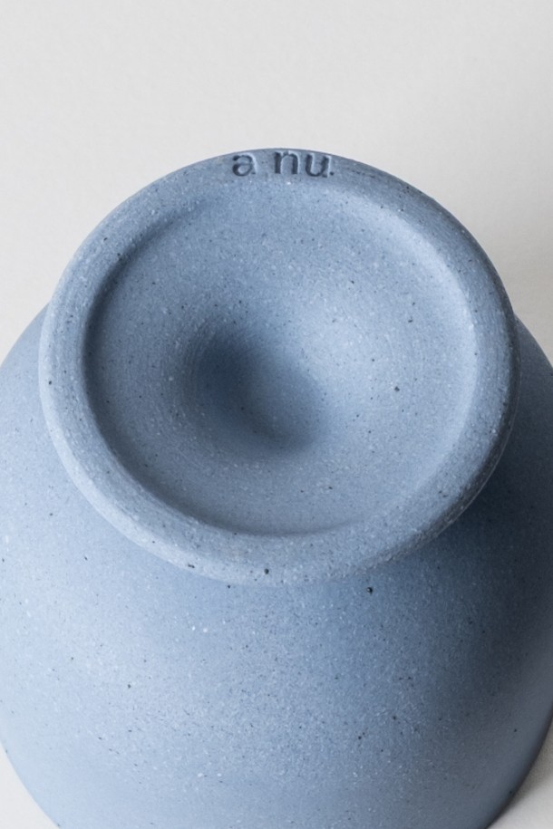 고블렛 150ml. Blue는 부드러운 곡선과 매트한 외관, 자연스러운 흙 질감을 살린 세라믹 재질의 고블렛입니다. 내부 유광 처리로 고급스러움을 더했으며, 블루, 베이지, 그린 3가지 색상으로 제공됩니다. 150ml 용량으로 음료나 디저트를 담기에 적합하며, 전자레인지 및 식기세척기 사용이 가능하여 편리합니다. 립스틱 자국과 얼룩을 방지하고 방수 기능까지 갖춰 실용적입니다. 외부 무광, 내부 유광, 친환경 소재, 무납, 무비소, 무카드뮴 제품으로 안심하고 사용할 수 있습니다.
