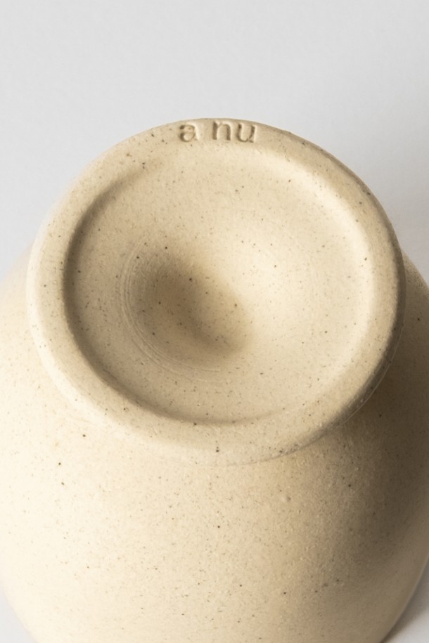 **고블렛 150ml (3colors)**

세라믹 소재로 제작된 고블렛 150ml는 블루, 베이지, 그린 3가지 색상으로 제공됩니다. 곡선형 디자인과 자연스러운 표면 질감으로 부드러운 분위기를 연출하며, 와인, 차, 아이스크림 등 다양한 음료 및 디저트를 담기에 적합합니다. 내부 유약 처리로 위생적이며, 외부 무유약 마감으로 자연스러운 질감을 살렸습니다. 전자레인지와 식기세척기 사용이 가능하며, 립스틱 자국 방지 기능과 실용적인 사이즈로 편리하게 사용 가능합니다.
