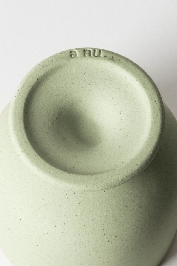 세라믹 소재의 고블렛 150ml (3colors)는 음료와 디저트를 담기 좋은 다용도 컵입니다. 블루, 베이지, 그린 3가지 색상으로 출시되어 취향에 맞게 선택할 수 있습니다. 전자레인지, 식기세척기 사용이 가능하며, 외부 무광, 내부 유광 마감으로 고급스러운 디자인을 자랑합니다. 립스틱 자국 방지 기능과 편안한 그립감으로 실용성을 높였으며, 자연스러운 클레이 질감이 테이블 세팅에 은은한 멋을 더합니다. 안전한 소재로 제작되어 안심하고 사용할 수 있는 고블렛입니다.
