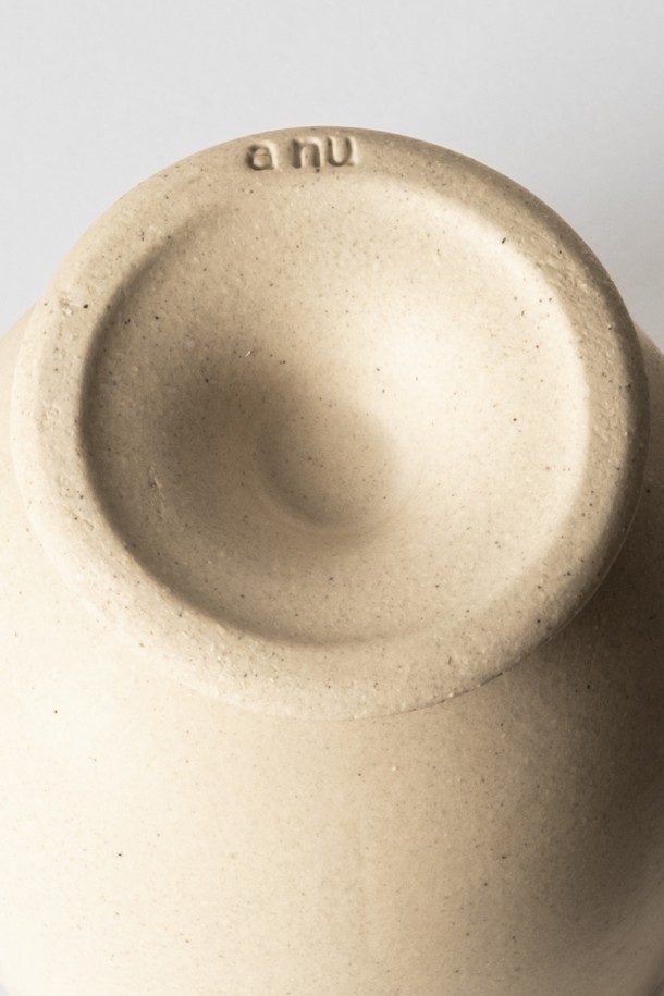 고블렛 250ml (3colors)는 심플하고 미니멀한 디자인의 세라믹 음료용 잔입니다. 블루, 베이지, 그린 3가지 색상으로 제공되며, 손에 잡기 편안한 그립감을 자랑합니다. 무광 표면에 내부 유약 처리와 외부 발수 처리가 되어 있어 실용적이며, 립스틱 자국 방지 기능으로 사용과 관리가 용이합니다. 전자레인지와 식기세척기 사용이 가능하며, 자연스러운 흙 질감과 부드러운 곡선, 견고하고 안정적인 실루엣이 특징입니다.
