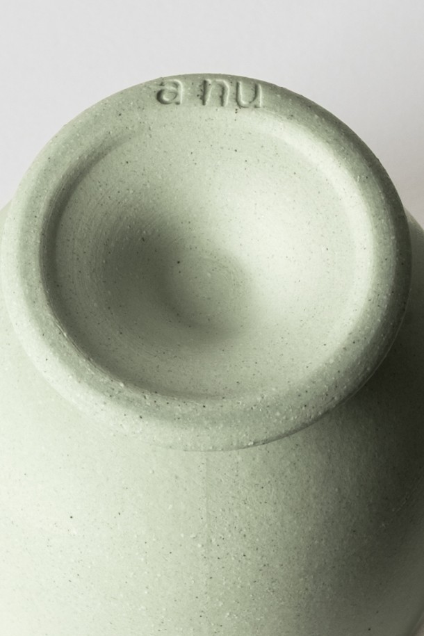 **고블렛 250ml (3colors)**는 견고한 실루엣과 부드러운 곡선이 돋보이는 도자기 고블렛입니다. 블루, 베이지, 그린 3가지 색상으로 만나볼 수 있으며, 50ml, 150ml, 250ml 다양한 용량 옵션이 있습니다. 외부 발수 처리와 내부 매끄러운 유약 마감으로 위생적인 사용이 가능하며, 오염을 방지합니다. 자연스러운 표면 질감과 부드러운 감촉, 단단한 재질로 음료용은 물론 테이블 스타일링에도 활용하기 좋습니다.
