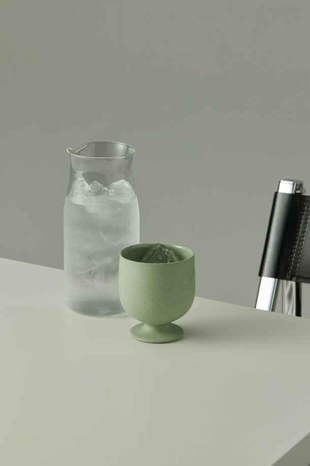 세라믹 소재의 50ml 고블렛 듀오 세트입니다. 블루, 베이지, 그린 세 가지 색상으로 출시되었으며, 미니멀한 스타일의 무지 디자인에 유광 마감과 곡선 디자인이 특징입니다. 고온 세라믹 소재로 제작되어 자연스러운 표면 질감을 자랑하며, 내부 유약 처리 및 외부 발수 처리, 립스틱 자국 방지 기능까지 갖춰 실용성을 더했습니다.

