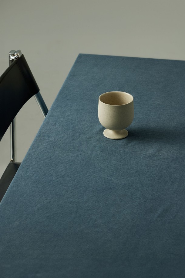 고블렛 150ml. 그린은 미니멀한 곡선형 디자인의 도자기 고블렛입니다. 150ml 용량으로 음료, 에스프레소, 주류 등 다양한 용도로 활용 가능합니다. 외부 발수 처리와 내부 유약 처리로 사용 편의성을 높였으며, 재활용 소재 10%를 함유하여 친환경적입니다. 전자레인지 및 식기세척기 사용이 가능하며, 외부에서는 자연스러운 점토 질감을, 내부에서는 매끄러운 유약 질감을 느낄 수 있습니다. 유해물질 안전 검사를 완료했으며, 직화 사용은 불가합니다.
