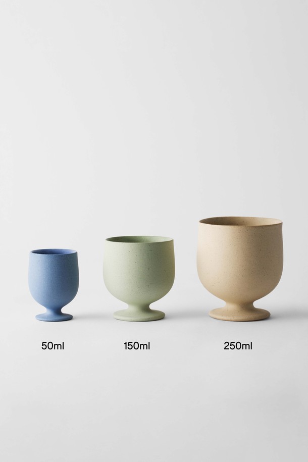 세라믹 소재의 고블렛 250ml (3colors)입니다. BLUE, BEIGE, GREEN 3가지 색상으로 출시되어 취향에 맞게 선택할 수 있습니다. 안정적인 실루엣과 자연스러운 곡선, 무광 표면 디자인이 특징이며, 내부 투명 유약 처리와 외부 발수 처리로 실용성을 높였습니다. 전자레인지 및 식기세척기 사용이 가능하며, 부드럽고 단단한 점토 질감과 매끄러운 연마 마감, 자연스러운 표면 질감을 느껴보세요. 직화 사용은 불가합니다.
