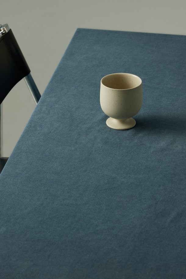 50ml 용량의 고블렛 듀오 세트입니다. 블루, 베이지, 그린 세 가지 색상으로 제공되며, 세라믹 소재로 제작되어 은은한 곡선 디자인과 자연스러운 표면 질감을 느낄 수 있습니다. 내부 유약 처리와 발수 외부 처리를 통해 실용성을 높였으며, 전자레인지, 식기세척기 사용이 가능합니다. 립스틱 자국 및 얼룩 방지 기능으로 관리가 용이하며, 본품 2개, 선물 포장, 메시지 카드로 구성되어 집들이나 특별한 날 선물로 적합합니다. 고도수 주류, 에스프레소, 소량 음용에 이상적인 선택입니다.
