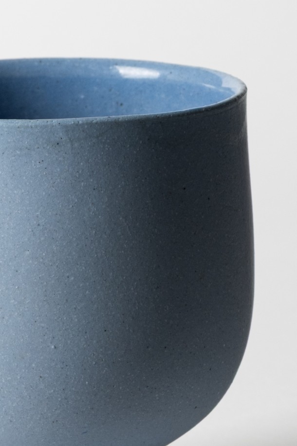 "고블렛" 150ml (3colors)는 블루, 베이지, 그린 3가지 색상으로 제공되는 세라믹 소재의 고블렛입니다. 150ml 용량으로 티타임, 카페 음료, 와인, 아이스크림, 요거트, 디저트 등을 담기에 적합합니다. 전자레인지 및 식기세척기 사용이 가능하며, 방수 처리와 립스틱 자국 방지 기능으로 실용성을 높였습니다. 외부 무광택 마감과 내부 유약 처리, 부드러운 곡선과 견고한 그립감, 자연스러운 표면 질감이 특징입니다. 납, 비소, 카드뮴 무첨가로 안심하고 사용할 수 있으며, 직화 사용은 불가합니다.
