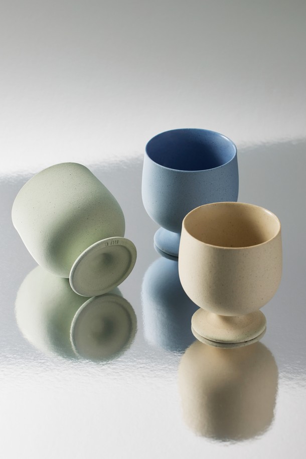 세라믹 소재의 고블렛 250ml (3colors)입니다. BLUE, BEIGE, GREEN 3가지 색상으로 출시되어 취향에 맞게 선택할 수 있습니다. 안정적인 실루엣과 자연스러운 곡선, 무광 표면 디자인이 특징이며, 내부 투명 유약 처리와 외부 발수 처리로 실용성을 높였습니다. 전자레인지 및 식기세척기 사용이 가능하며, 부드럽고 단단한 점토 질감과 매끄러운 연마 마감, 자연스러운 표면 질감을 느껴보세요. 직화 사용은 불가합니다.
