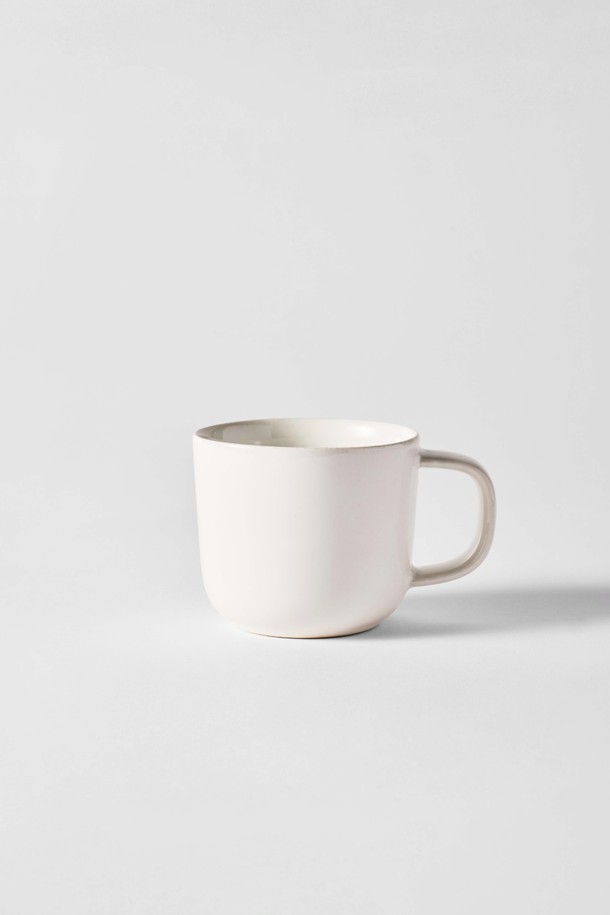 **머그 300ml (6colors)**

부드러운 곡선 디자인과 안정적인 손잡이가 돋보이는 머그컵입니다. 블루, 시에나, 그린, 옐로우, 베이지, 화이트 6가지 따뜻한 컬러로 구성되어, 취향에 맞는 색상을 선택할 수 있습니다. 300ml 용량으로, 일상에서 음료를 즐기기에 적합하며, 손에 자연스럽게 감기는 그립감과 손가락에 맞는 균형 잡힌 손잡이가 편안함을 더합니다. 세라믹 소재에 유광 글레이즈 마감으로 스크래치에 강하며, 전자레인지 및 식기세척기 사용이 가능하여 실용적입니다. 특별한 소재로 제작되어 독특한 텍스처를 느껴보세요.
