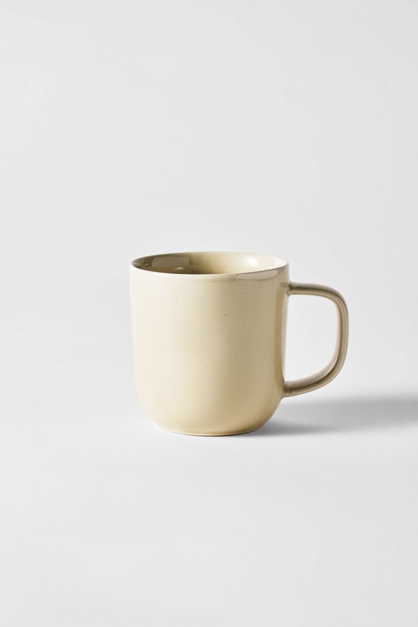 머그 400ml (6colors)는 부드러운 곡선 디자인과 안정적인 실루엣, 라운드 형태가 특징인 세라믹 머그컵입니다. 400ml 용량으로, Blue, Siena Green, Yellow, Beige, White의 5가지 다채로운 색상으로 제공됩니다. 글로시 글레이즈 표면 처리와 특수 텍스처, 손잡이의 뛰어난 그립감으로 편안한 사용감을 선사합니다. 전자레인지 및 식기세척기 사용이 가능하며 생활 방수가 가능하여 실용적입니다. 직화 및 오븐 사용은 불가하며, 내스크래치성과 내구성이 뛰어나 오랫동안 사용할 수 있습니다.
