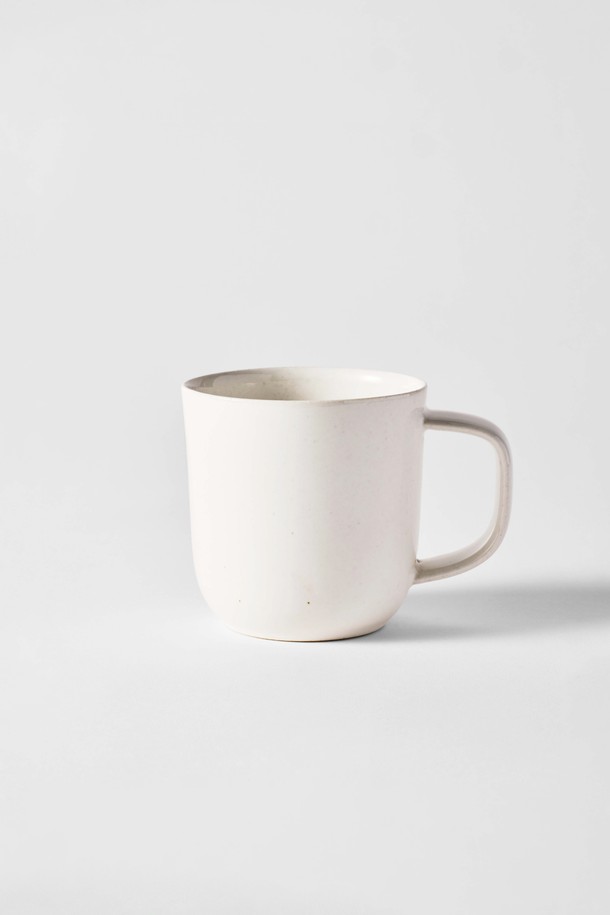 머그 400ml (6 colors)는 부드러운 실루엣과 편안한 그립감을 제공하는 세라믹 머그컵입니다. 블루, 시에나 그린, 옐로우, 베이지, 화이트 등 6가지 다채로운 색상으로 구성되어 취향에 맞게 선택할 수 있습니다. 광택 유약 마감과 특수 텍스처는 세련된 디자인을 더하며, 스크래치 방지 및 물얼룩 방지로 내구성을 높였습니다. 전자레인지와 식기세척기 사용이 가능하여 일상생활에서 편리하게 사용할 수 있으며, 균형 잡힌 무게감과 세척 용이성으로 실용성을 더했습니다. 단, 직화 및 오븐 사용은 불가합니다.
