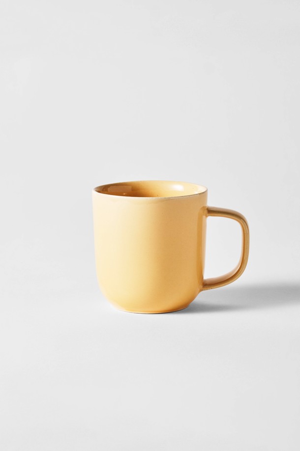 부드러운 곡선 디자인과 특수 텍스처가 돋보이는 머그 400ml입니다. 블루, 시에나 그린, 옐로우, 베이지, 화이트 6가지 색상으로 출시되어 취향에 맞게 선택할 수 있습니다. 세라믹 소재로 제작되어 스크래치에 강하고 내구성이 뛰어나며, 균형 잡힌 무게감과 부드러운 실루엣으로 편안한 그립감을 선사합니다. 전자레인지 및 식기세척기 사용이 가능하여 편리하게 사용할 수 있으며, 안정적인 형태를 갖춰 실용성을 높였습니다. 직화 사용은 불가합니다.
