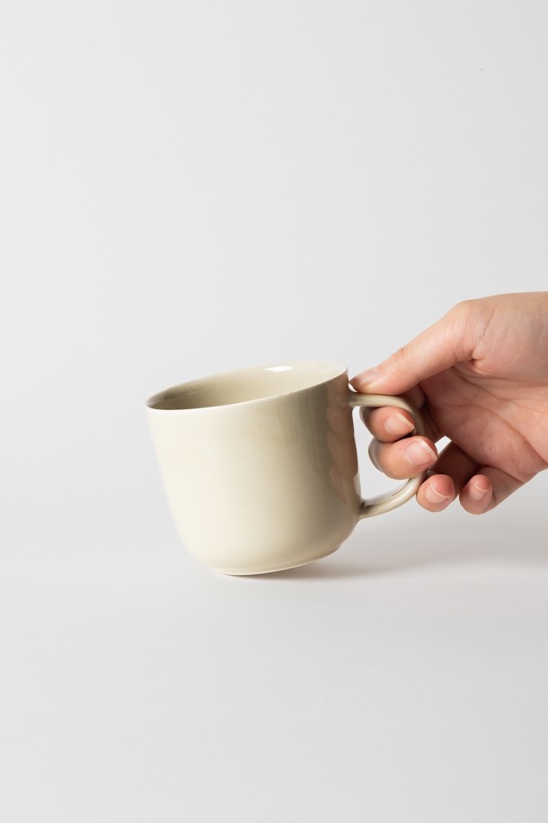 300ml 용량의 머그컵입니다. 부드러운 곡선 디자인과 인체공학적인 손잡이가 특징이며, 유광 글레이즈 처리로 은은한 광택을 냅니다. Blue, Siena, Green, Yellow, Beige, White 6가지 색상으로 출시되었습니다. 재활용 세라믹 소재 사용으로 독특한 텍스처를 느낄 수 있으며, 전자레인지와 식기세척기 사용이 가능합니다. 스크래치 방지 및 방수 기능으로 실용성을 더했습니다.