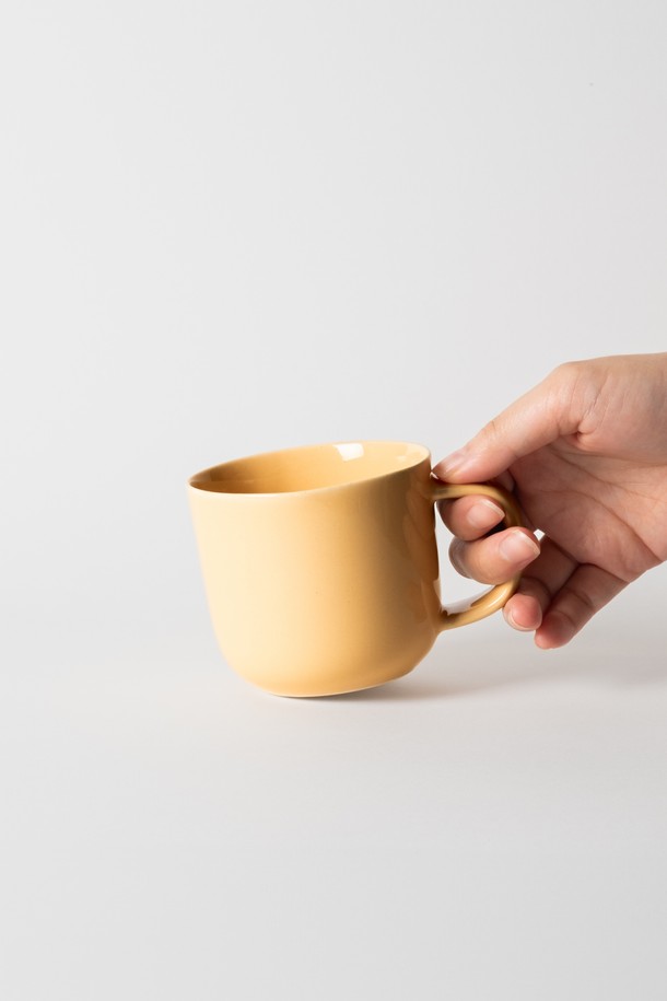 부드러운 곡선과 미니멀 디자인이 돋보이는 머그 300ml (6colors)입니다. 블루, 시에나, 그린, 옐로우, 베이지, 화이트, 총 6가지 다채로운 색상으로 출시되어 취향에 맞게 선택할 수 있습니다. 세라믹 소재로 제작되어 따뜻한 음료를 즐기기에 적합하며, 손잡이가 있어 사용이 편리합니다. 광택 유약 처리로 은은한 멋을 더하고 스크래치 및 물얼룩 방지 기능으로 오랫동안 깨끗하게 사용할 수 있습니다. 전자레인지 및 식기세척기 사용이 가능하여 실용성을 높였습니다.
