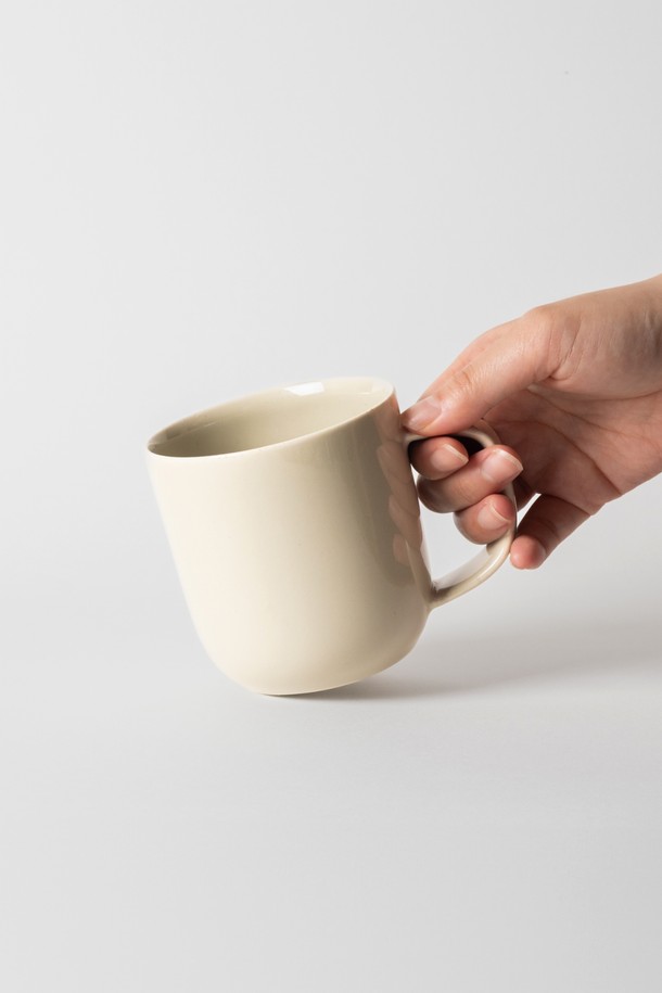 머그 400ml (6colors)는 부드러운 곡선 디자인과 안정적인 실루엣, 라운드 형태가 특징인 세라믹 머그컵입니다. 400ml 용량으로, Blue, Siena Green, Yellow, Beige, White의 5가지 다채로운 색상으로 제공됩니다. 글로시 글레이즈 표면 처리와 특수 텍스처, 손잡이의 뛰어난 그립감으로 편안한 사용감을 선사합니다. 전자레인지 및 식기세척기 사용이 가능하며 생활 방수가 가능하여 실용적입니다. 직화 및 오븐 사용은 불가하며, 내스크래치성과 내구성이 뛰어나 오랫동안 사용할 수 있습니다.
