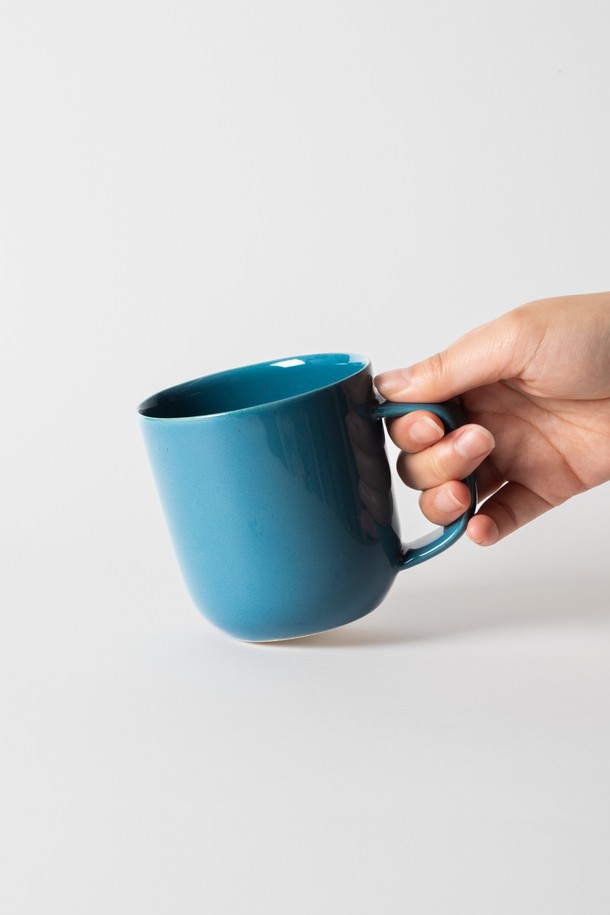 머그 400ml (6colors)는 부드러운 실루엣과 손에 자연스럽게 감기는 디자인으로 제작된 세라믹 머그컵입니다. 블루, 시에나, 그린, 옐로우, 베이지, 화이트 6가지 다채로운 컬러 옵션으로 구성되어 있습니다. 400ml 용량으로 제작되었으며, 곡선 디자인과 손잡이 일체형으로 편안한 그립감을 제공합니다. 글로시 마감의 표면처리와 스크래치 방지 기능, 균형 잡힌 무게감으로 내구성을 높였습니다. 전자레인지 및 식기세척기 사용이 가능하여 일상생활에서 편리하게 사용할 수 있습니다.
