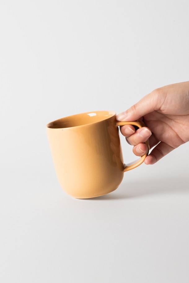 머그 400ml (6 colors)는 일상생활에서 편안하게 사용할 수 있는 세라믹 머그컵입니다. 블루, 시에나, 그린, 옐로우, 베이지, 화이트 6가지 다채로운 색상으로 출시되어 취향에 맞게 선택할 수 있습니다. 부드러운 실루엣과 곡선 디자인, 균형 잡힌 손잡이로 편안한 그립감을 제공하며, 광택 마감으로 고급스러운 느낌을 더했습니다. 전자레인지와 식기세척기 사용이 가능하여 실용적이며, 내구성이 뛰어나 스크래치와 물얼룩 걱정 없이 사용할 수 있습니다.
