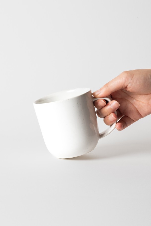 머그 400ml (6 colors)는 부드러운 실루엣과 편안한 그립감을 제공하는 세라믹 머그컵입니다. 블루, 시에나 그린, 옐로우, 베이지, 화이트 등 6가지 다채로운 색상으로 구성되어 취향에 맞게 선택할 수 있습니다. 광택 유약 마감과 특수 텍스처는 세련된 디자인을 더하며, 스크래치 방지 및 물얼룩 방지로 내구성을 높였습니다. 전자레인지와 식기세척기 사용이 가능하여 일상생활에서 편리하게 사용할 수 있으며, 균형 잡힌 무게감과 세척 용이성으로 실용성을 더했습니다. 단, 직화 및 오븐 사용은 불가합니다.
