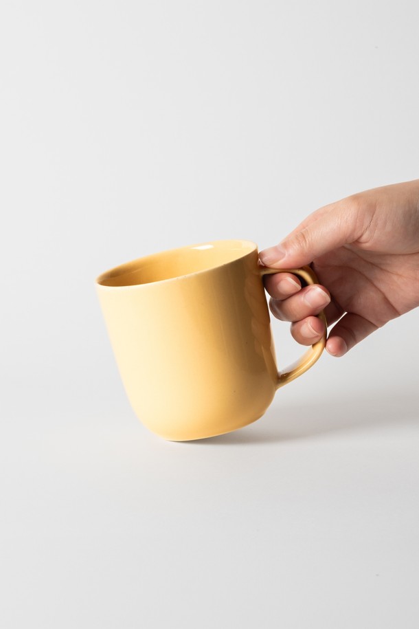 부드러운 곡선 디자인과 특수 텍스처가 돋보이는 머그 400ml입니다. 블루, 시에나 그린, 옐로우, 베이지, 화이트 6가지 색상으로 출시되어 취향에 맞게 선택할 수 있습니다. 세라믹 소재로 제작되어 스크래치에 강하고 내구성이 뛰어나며, 균형 잡힌 무게감과 부드러운 실루엣으로 편안한 그립감을 선사합니다. 전자레인지 및 식기세척기 사용이 가능하여 편리하게 사용할 수 있으며, 안정적인 형태를 갖춰 실용성을 높였습니다. 직화 사용은 불가합니다.
