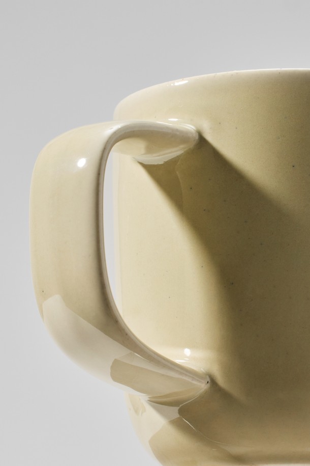 300ml 용량의 머그컵입니다. 부드러운 곡선 디자인과 인체공학적인 손잡이가 특징이며, 유광 글레이즈 처리로 은은한 광택을 냅니다. Blue, Siena, Green, Yellow, Beige, White 6가지 색상으로 출시되었습니다. 재활용 세라믹 소재 사용으로 독특한 텍스처를 느낄 수 있으며, 전자레인지와 식기세척기 사용이 가능합니다. 스크래치 방지 및 방수 기능으로 실용성을 더했습니다.