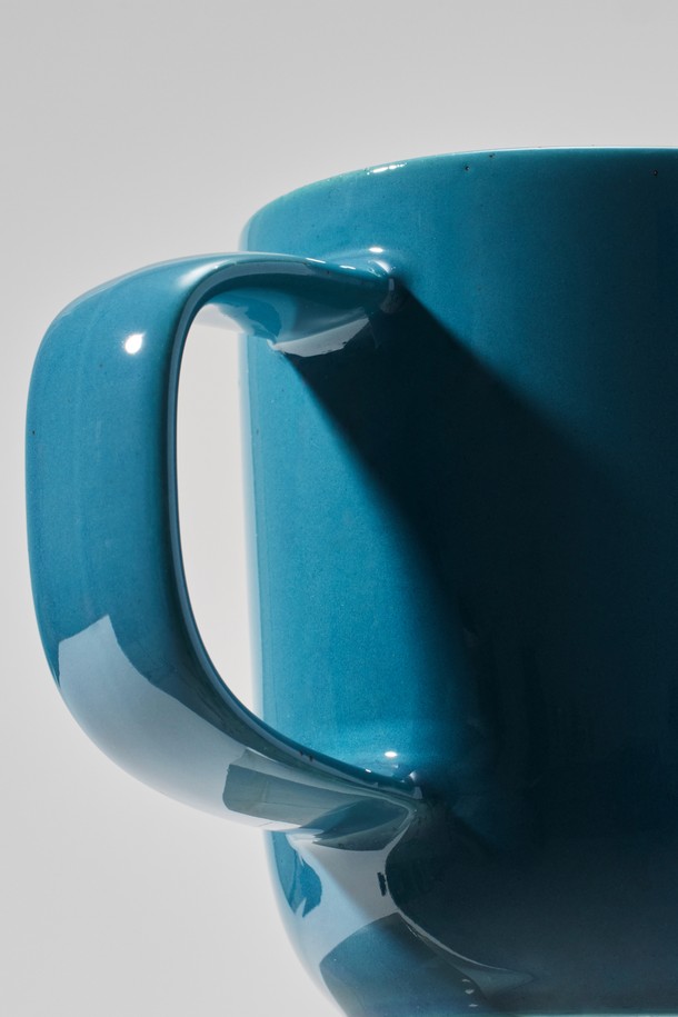 세라믹 소재의 머그컵 300ml (6 colors)는 부드러운 곡선 디자인과 안정적인 실루엣으로 편안한 그립감을 선사합니다. 블루, 시에나, 그린, 옐로우, 베이지, 화이트 6가지 색상으로 출시되어 취향에 맞게 선택할 수 있습니다. 광택 유약 마감으로 스크래치 방지 기능이 있으며, 재활용 세라믹 소재를 사용하여 제작되었습니다. 전자레인지 및 식기세척기 사용이 가능하며, 납, 비소, 카드뮴과 같은 유해 물질은 첨가되지 않았습니다. 적절한 무게감으로 일상생활에서 편리하게 사용할 수 있습니다.
