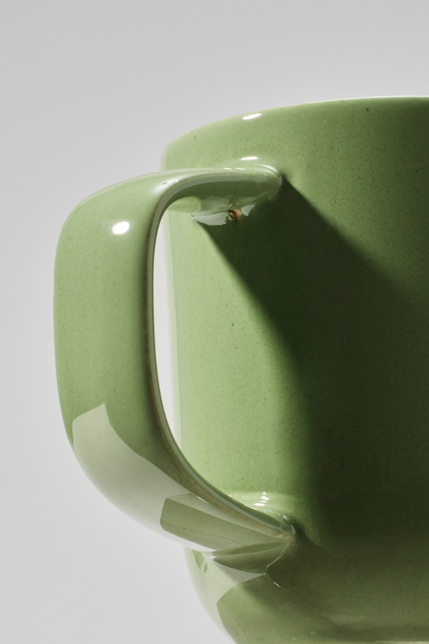 부드러운 곡선과 따뜻한 색감이 돋보이는 머그컵입니다. 300ml 용량으로, 블루, 시에나, 그린, 옐로우, 베이지, 화이트 6가지 다채로운 컬러로 만나보세요. 세라믹 소재에 유광 글레이즈 표면 처리로 스크래치와 물때 걱정 없이 오래 사용할 수 있습니다. 편안한 그립감과 안정적인 실루엣, 균형 잡힌 손잡이 디자인으로 뛰어난 실용성을 자랑하며, 전자레인지와 식기세척기 사용이 가능합니다.
