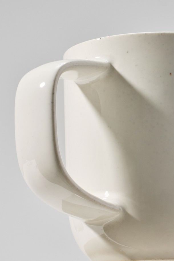 **머그 300ml (6colors)**

부드러운 곡선 디자인과 안정적인 손잡이가 돋보이는 머그컵입니다. 블루, 시에나, 그린, 옐로우, 베이지, 화이트 6가지 따뜻한 컬러로 구성되어, 취향에 맞는 색상을 선택할 수 있습니다. 300ml 용량으로, 일상에서 음료를 즐기기에 적합하며, 손에 자연스럽게 감기는 그립감과 손가락에 맞는 균형 잡힌 손잡이가 편안함을 더합니다. 세라믹 소재에 유광 글레이즈 마감으로 스크래치에 강하며, 전자레인지 및 식기세척기 사용이 가능하여 실용적입니다. 특별한 소재로 제작되어 독특한 텍스처를 느껴보세요.
