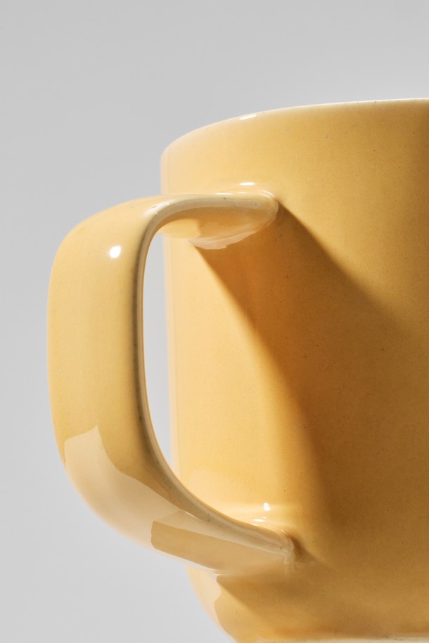 부드러운 곡선과 미니멀 디자인이 돋보이는 머그 300ml (6colors)입니다. 블루, 시에나, 그린, 옐로우, 베이지, 화이트, 총 6가지 다채로운 색상으로 출시되어 취향에 맞게 선택할 수 있습니다. 세라믹 소재로 제작되어 따뜻한 음료를 즐기기에 적합하며, 손잡이가 있어 사용이 편리합니다. 광택 유약 처리로 은은한 멋을 더하고 스크래치 및 물얼룩 방지 기능으로 오랫동안 깨끗하게 사용할 수 있습니다. 전자레인지 및 식기세척기 사용이 가능하여 실용성을 높였습니다.
