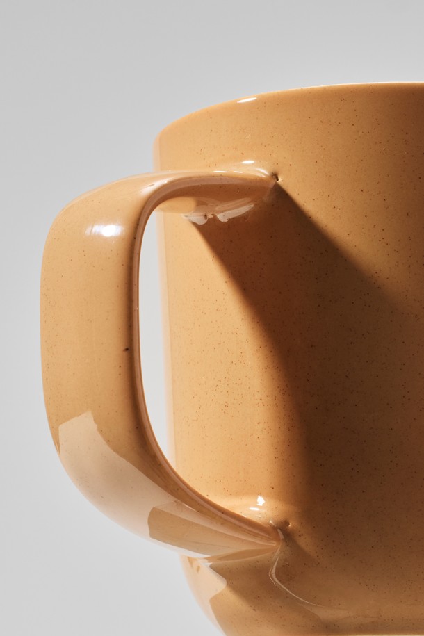 머그 400ml (6 colors)는 일상생활에서 편안하게 사용할 수 있는 세라믹 머그컵입니다. 블루, 시에나, 그린, 옐로우, 베이지, 화이트 6가지 다채로운 색상으로 출시되어 취향에 맞게 선택할 수 있습니다. 부드러운 실루엣과 곡선 디자인, 균형 잡힌 손잡이로 편안한 그립감을 제공하며, 광택 마감으로 고급스러운 느낌을 더했습니다. 전자레인지와 식기세척기 사용이 가능하여 실용적이며, 내구성이 뛰어나 스크래치와 물얼룩 걱정 없이 사용할 수 있습니다.
