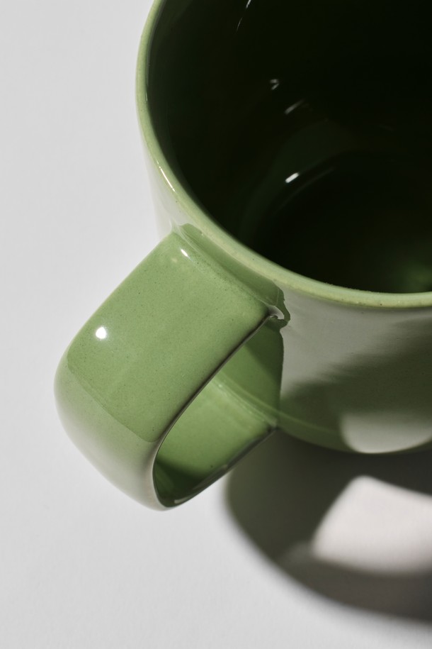 부드러운 곡선과 따뜻한 색감이 돋보이는 머그컵입니다. 300ml 용량으로, 블루, 시에나, 그린, 옐로우, 베이지, 화이트 6가지 다채로운 컬러로 만나보세요. 세라믹 소재에 유광 글레이즈 표면 처리로 스크래치와 물때 걱정 없이 오래 사용할 수 있습니다. 편안한 그립감과 안정적인 실루엣, 균형 잡힌 손잡이 디자인으로 뛰어난 실용성을 자랑하며, 전자레인지와 식기세척기 사용이 가능합니다.
