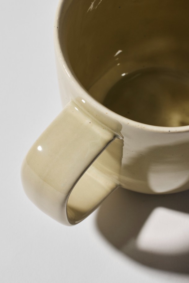 머그 400ml (6colors)는 부드러운 곡선 디자인과 안정적인 실루엣, 라운드 형태가 특징인 세라믹 머그컵입니다. 400ml 용량으로, Blue, Siena Green, Yellow, Beige, White의 5가지 다채로운 색상으로 제공됩니다. 글로시 글레이즈 표면 처리와 특수 텍스처, 손잡이의 뛰어난 그립감으로 편안한 사용감을 선사합니다. 전자레인지 및 식기세척기 사용이 가능하며 생활 방수가 가능하여 실용적입니다. 직화 및 오븐 사용은 불가하며, 내스크래치성과 내구성이 뛰어나 오랫동안 사용할 수 있습니다.
