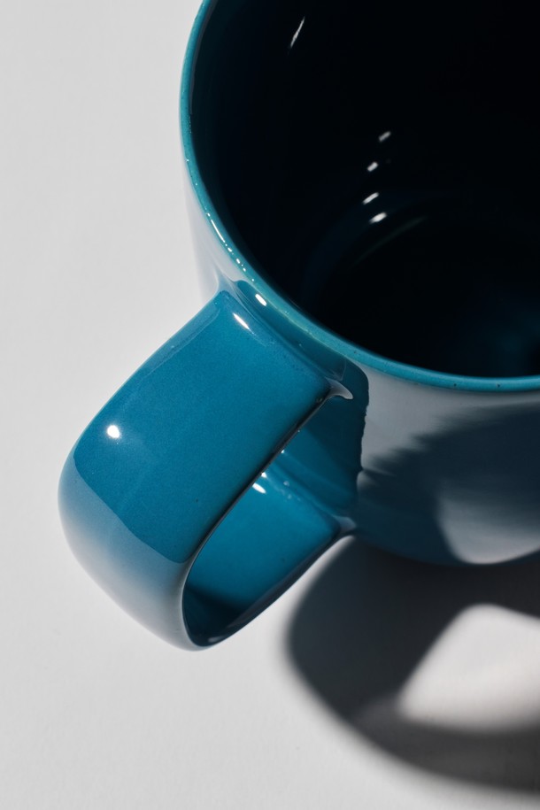 머그 400ml (6colors)는 부드러운 실루엣과 손에 자연스럽게 감기는 디자인으로 제작된 세라믹 머그컵입니다. 블루, 시에나, 그린, 옐로우, 베이지, 화이트 6가지 다채로운 컬러 옵션으로 구성되어 있습니다. 400ml 용량으로 제작되었으며, 곡선 디자인과 손잡이 일체형으로 편안한 그립감을 제공합니다. 글로시 마감의 표면처리와 스크래치 방지 기능, 균형 잡힌 무게감으로 내구성을 높였습니다. 전자레인지 및 식기세척기 사용이 가능하여 일상생활에서 편리하게 사용할 수 있습니다.
