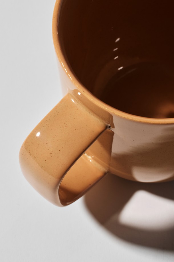 머그 400ml (6 colors)는 일상생활에서 편안하게 사용할 수 있는 세라믹 머그컵입니다. 블루, 시에나, 그린, 옐로우, 베이지, 화이트 6가지 다채로운 색상으로 출시되어 취향에 맞게 선택할 수 있습니다. 부드러운 실루엣과 곡선 디자인, 균형 잡힌 손잡이로 편안한 그립감을 제공하며, 광택 마감으로 고급스러운 느낌을 더했습니다. 전자레인지와 식기세척기 사용이 가능하여 실용적이며, 내구성이 뛰어나 스크래치와 물얼룩 걱정 없이 사용할 수 있습니다.
