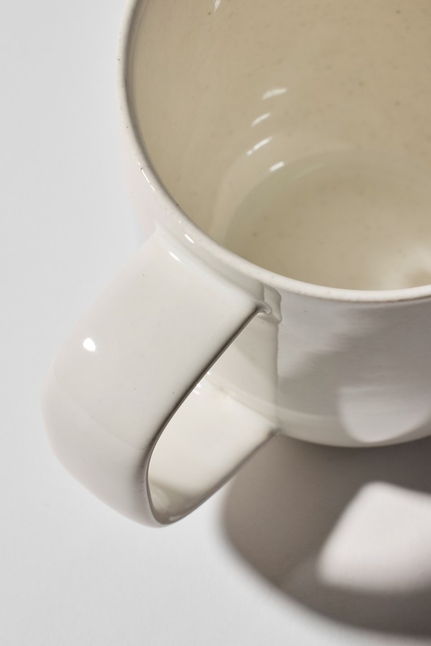 머그 400ml (6 colors)는 부드러운 실루엣과 편안한 그립감을 제공하는 세라믹 머그컵입니다. 블루, 시에나 그린, 옐로우, 베이지, 화이트 등 6가지 다채로운 색상으로 구성되어 취향에 맞게 선택할 수 있습니다. 광택 유약 마감과 특수 텍스처는 세련된 디자인을 더하며, 스크래치 방지 및 물얼룩 방지로 내구성을 높였습니다. 전자레인지와 식기세척기 사용이 가능하여 일상생활에서 편리하게 사용할 수 있으며, 균형 잡힌 무게감과 세척 용이성으로 실용성을 더했습니다. 단, 직화 및 오븐 사용은 불가합니다.
