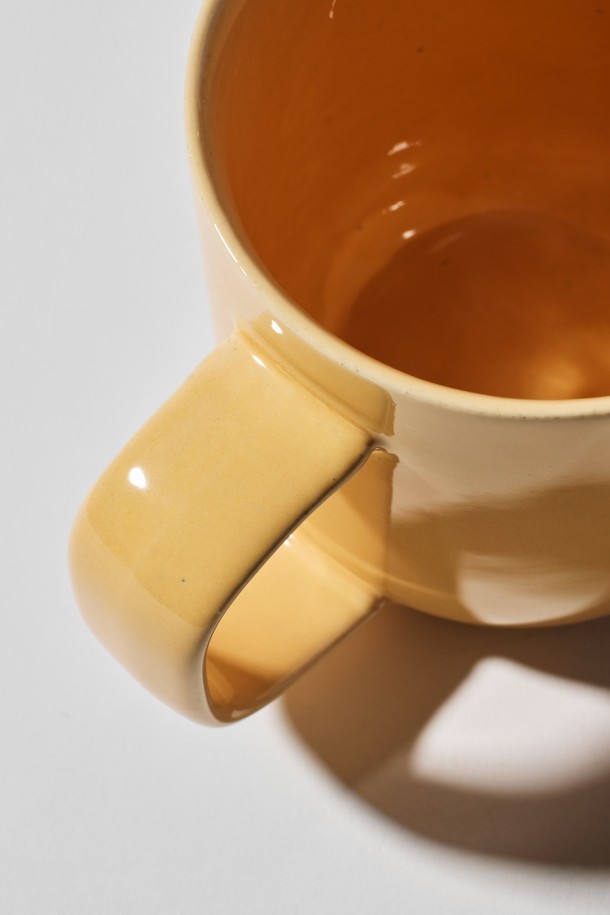 부드러운 곡선 디자인과 특수 텍스처가 돋보이는 머그 400ml입니다. 블루, 시에나 그린, 옐로우, 베이지, 화이트 6가지 색상으로 출시되어 취향에 맞게 선택할 수 있습니다. 세라믹 소재로 제작되어 스크래치에 강하고 내구성이 뛰어나며, 균형 잡힌 무게감과 부드러운 실루엣으로 편안한 그립감을 선사합니다. 전자레인지 및 식기세척기 사용이 가능하여 편리하게 사용할 수 있으며, 안정적인 형태를 갖춰 실용성을 높였습니다. 직화 사용은 불가합니다.
