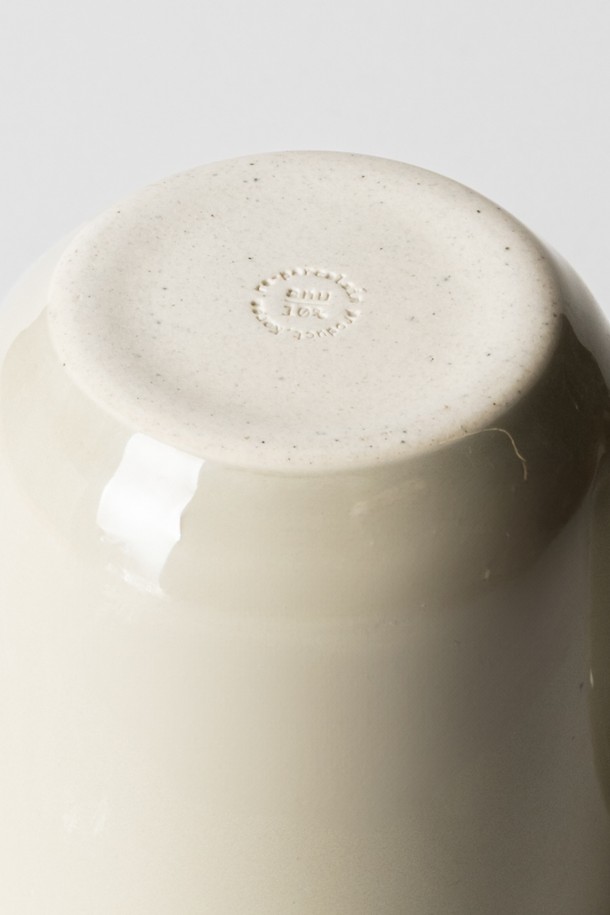 300ml 용량의 머그컵입니다. 부드러운 곡선 디자인과 인체공학적인 손잡이가 특징이며, 유광 글레이즈 처리로 은은한 광택을 냅니다. Blue, Siena, Green, Yellow, Beige, White 6가지 색상으로 출시되었습니다. 재활용 세라믹 소재 사용으로 독특한 텍스처를 느낄 수 있으며, 전자레인지와 식기세척기 사용이 가능합니다. 스크래치 방지 및 방수 기능으로 실용성을 더했습니다.