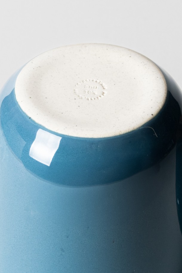 세라믹 소재의 머그컵 300ml (6 colors)는 부드러운 곡선 디자인과 안정적인 실루엣으로 편안한 그립감을 선사합니다. 블루, 시에나, 그린, 옐로우, 베이지, 화이트 6가지 색상으로 출시되어 취향에 맞게 선택할 수 있습니다. 광택 유약 마감으로 스크래치 방지 기능이 있으며, 재활용 세라믹 소재를 사용하여 제작되었습니다. 전자레인지 및 식기세척기 사용이 가능하며, 납, 비소, 카드뮴과 같은 유해 물질은 첨가되지 않았습니다. 적절한 무게감으로 일상생활에서 편리하게 사용할 수 있습니다.
