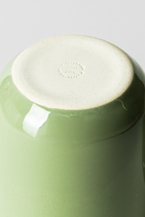 부드러운 곡선과 따뜻한 색감이 돋보이는 머그컵입니다. 300ml 용량으로, 블루, 시에나, 그린, 옐로우, 베이지, 화이트 6가지 다채로운 컬러로 만나보세요. 세라믹 소재에 유광 글레이즈 표면 처리로 스크래치와 물때 걱정 없이 오래 사용할 수 있습니다. 편안한 그립감과 안정적인 실루엣, 균형 잡힌 손잡이 디자인으로 뛰어난 실용성을 자랑하며, 전자레인지와 식기세척기 사용이 가능합니다.
