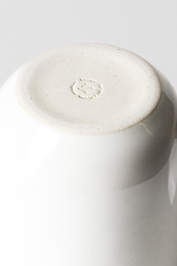 **머그 300ml (6colors)**

부드러운 곡선 디자인과 안정적인 손잡이가 돋보이는 머그컵입니다. 블루, 시에나, 그린, 옐로우, 베이지, 화이트 6가지 따뜻한 컬러로 구성되어, 취향에 맞는 색상을 선택할 수 있습니다. 300ml 용량으로, 일상에서 음료를 즐기기에 적합하며, 손에 자연스럽게 감기는 그립감과 손가락에 맞는 균형 잡힌 손잡이가 편안함을 더합니다. 세라믹 소재에 유광 글레이즈 마감으로 스크래치에 강하며, 전자레인지 및 식기세척기 사용이 가능하여 실용적입니다. 특별한 소재로 제작되어 독특한 텍스처를 느껴보세요.
